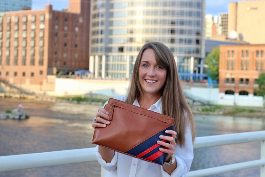 brown leather clutch with white oxford and skinny jeans