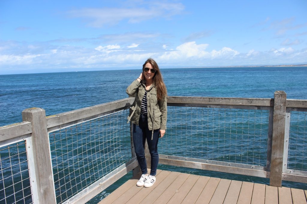 green-utility-jacket-with-skinny-jeans-and-sneakers